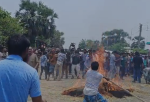 রাস্তায় আগুন জ্বালিয়ে বিক্ষোভ। চন্দ্রকোনা মেদিনীপুর রাজ্য সড়কে। গো ব্যাক স্লোগান!