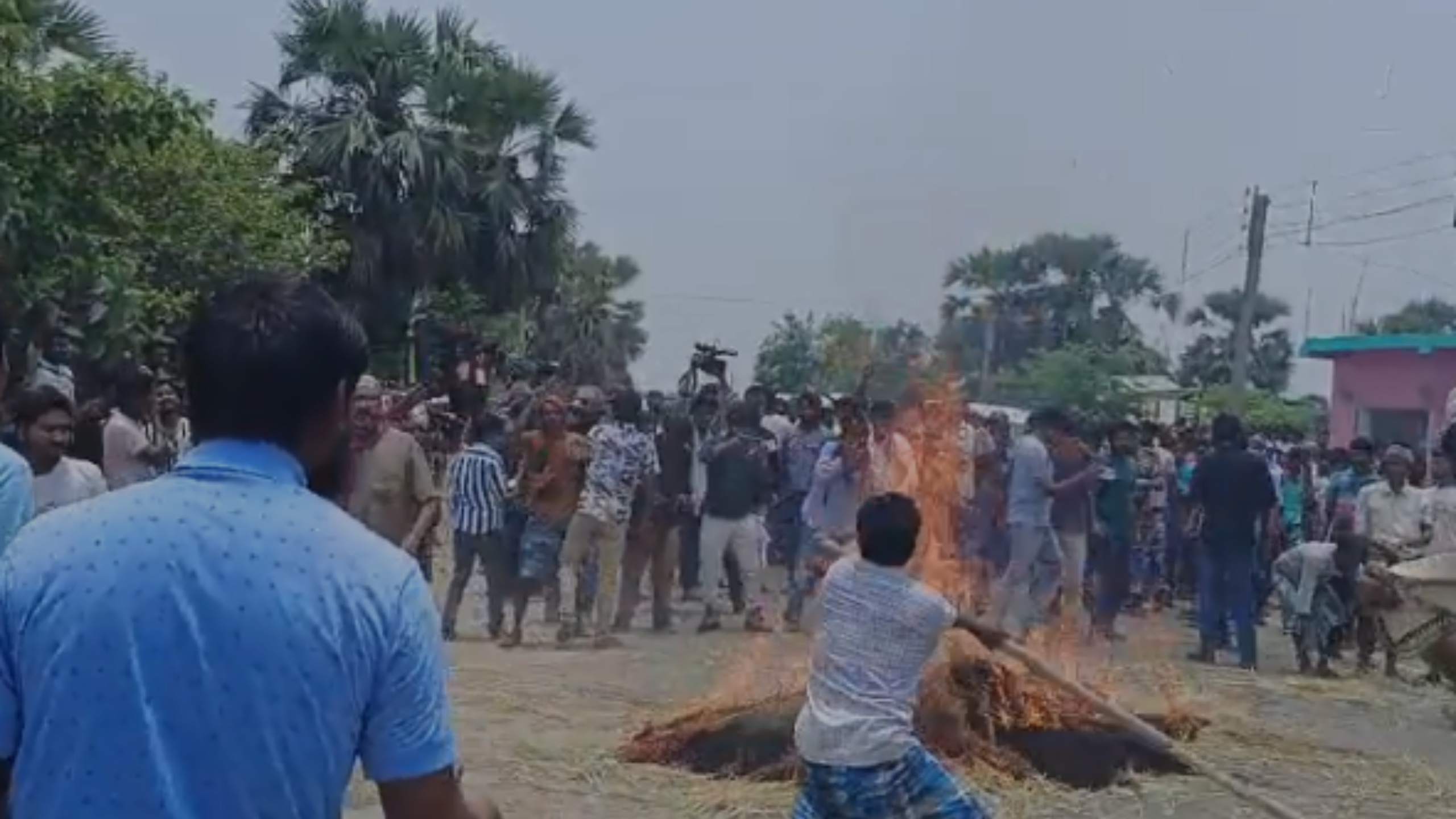 রাস্তায় আগুন জ্বালিয়ে বিক্ষোভ। চন্দ্রকোনা মেদিনীপুর রাজ্য সড়কে। গো ব্যাক স্লোগান!