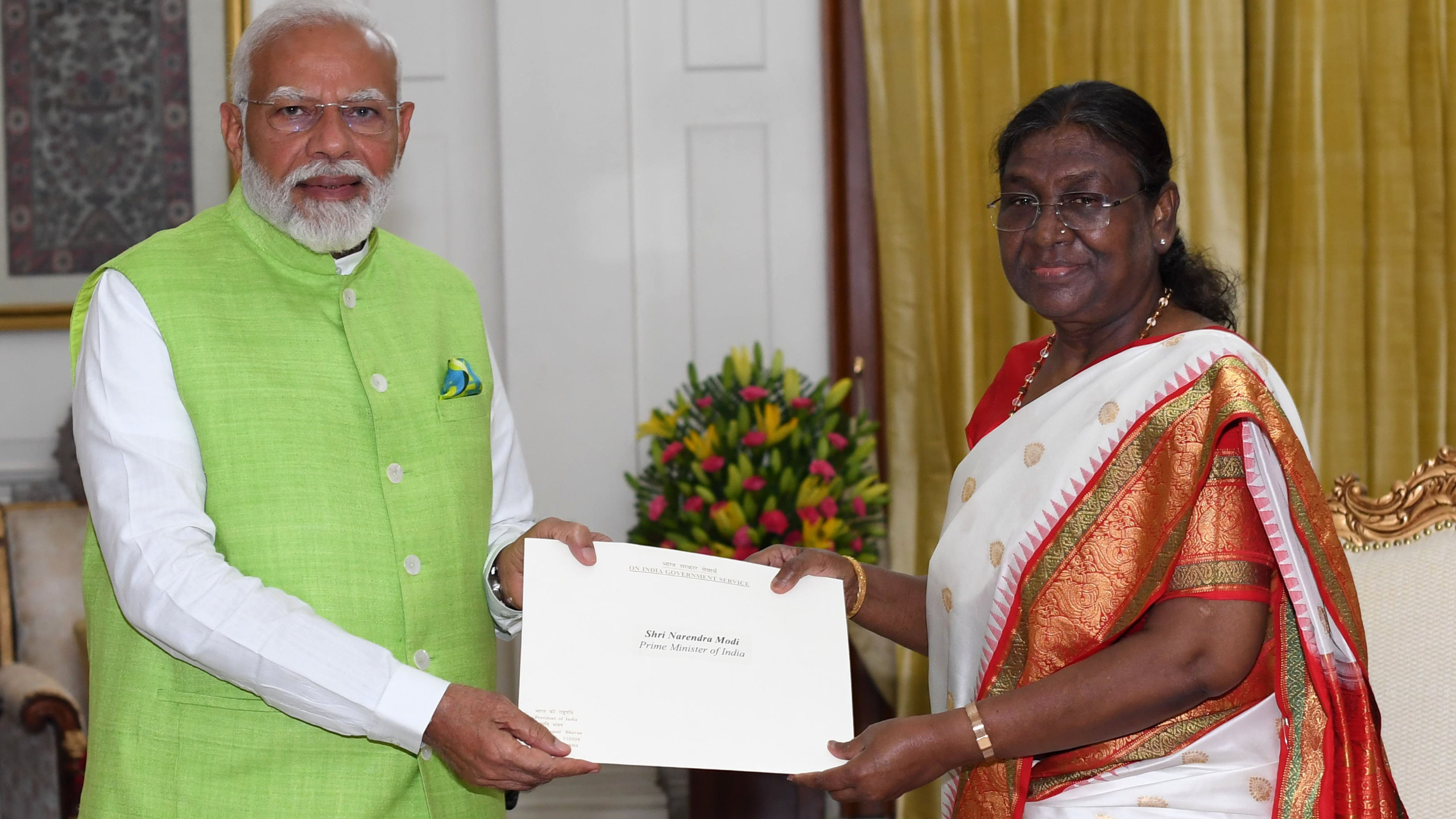 বুধবার প্রধানমন্ত্রীর পদ থেকে ইস্তফা দিলেন নরেন্দ্র মোদী। রাষ্ট্রপতি ভবনে গিয়ে রাষ্ট্রপতি দ্রৌপদী মুর্মুর কাছে পদত্যাগ পত্র তুলে দিলেন মোদী।