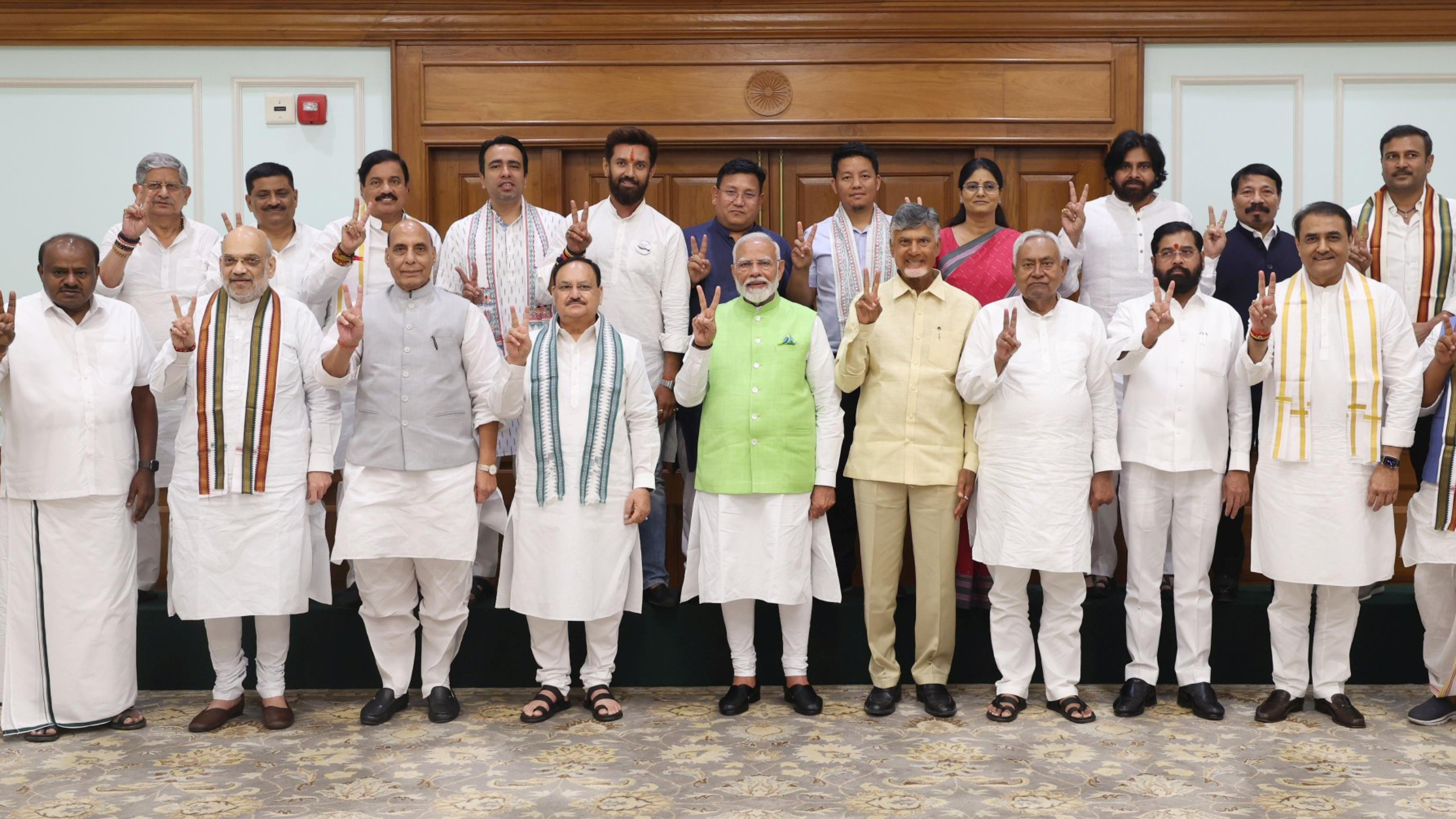 ভোটের ফল ও সরকার গঠন নিয়ে আলোচনা করতে এনডিএ নেতারা মোদির বাসবভনে যান বুধবার বিকেলে।