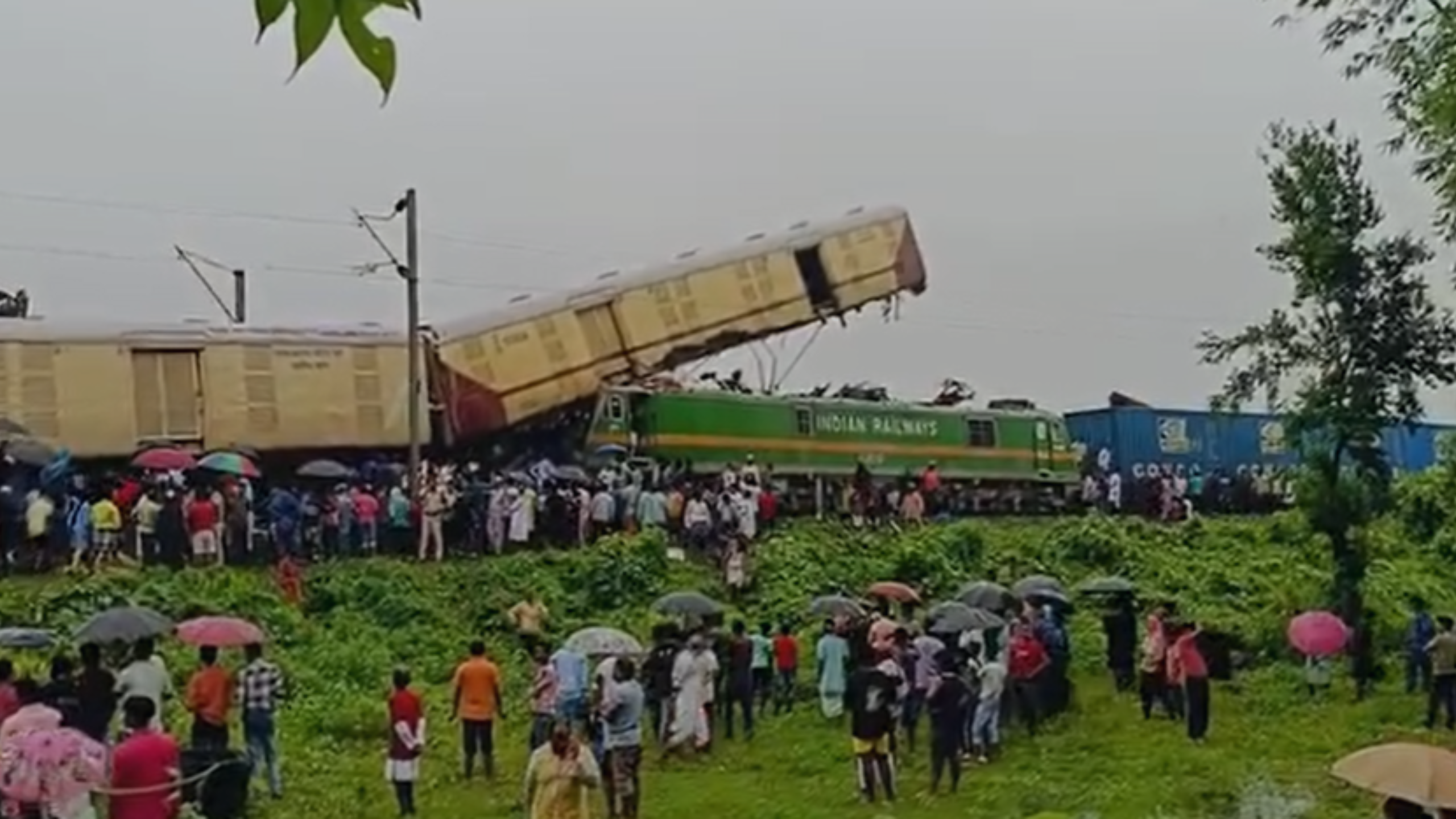 ফিরল করমন্ডল এক্সপ্রেস দুর্ঘটনার স্মৃতি। শিয়ালদহগামী কাঞ্চনজঙ্ঘা এক্সপ্রেসে মালগাড়ির ধাক্কা।