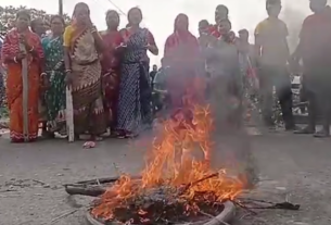 বুথের সামনে জড়ো হয়ে তৃণমূল কর্মীদের উদ্দেশে কটূক্তি করছিলেন কয়েক জন। তৃণমূল অভিযোগের আঙুল তুলেছে বিজেপির দিকে। তৃণমূল কর্মীরাও কটূক্তি করেন বলে পাল্টা অভিযোগ বিজেপির। তার জেরে বচসা, হাতাহাতি।