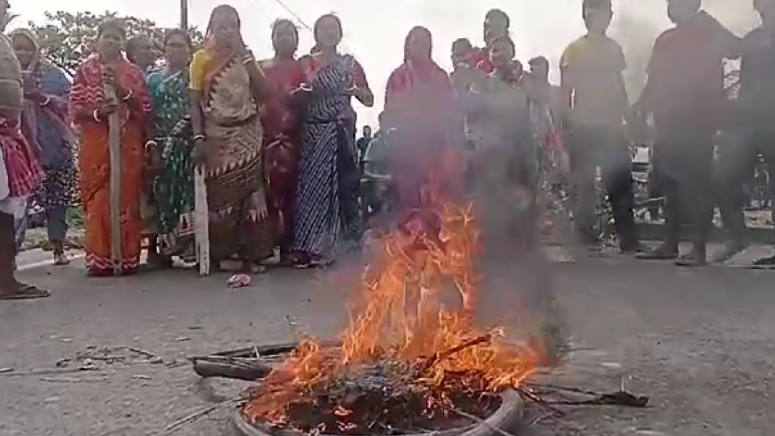 বুথের সামনে জড়ো হয়ে তৃণমূল কর্মীদের উদ্দেশে কটূক্তি করছিলেন কয়েক জন। তৃণমূল অভিযোগের আঙুল তুলেছে বিজেপির দিকে। তৃণমূল কর্মীরাও কটূক্তি করেন বলে পাল্টা অভিযোগ বিজেপির। তার জেরে বচসা, হাতাহাতি।