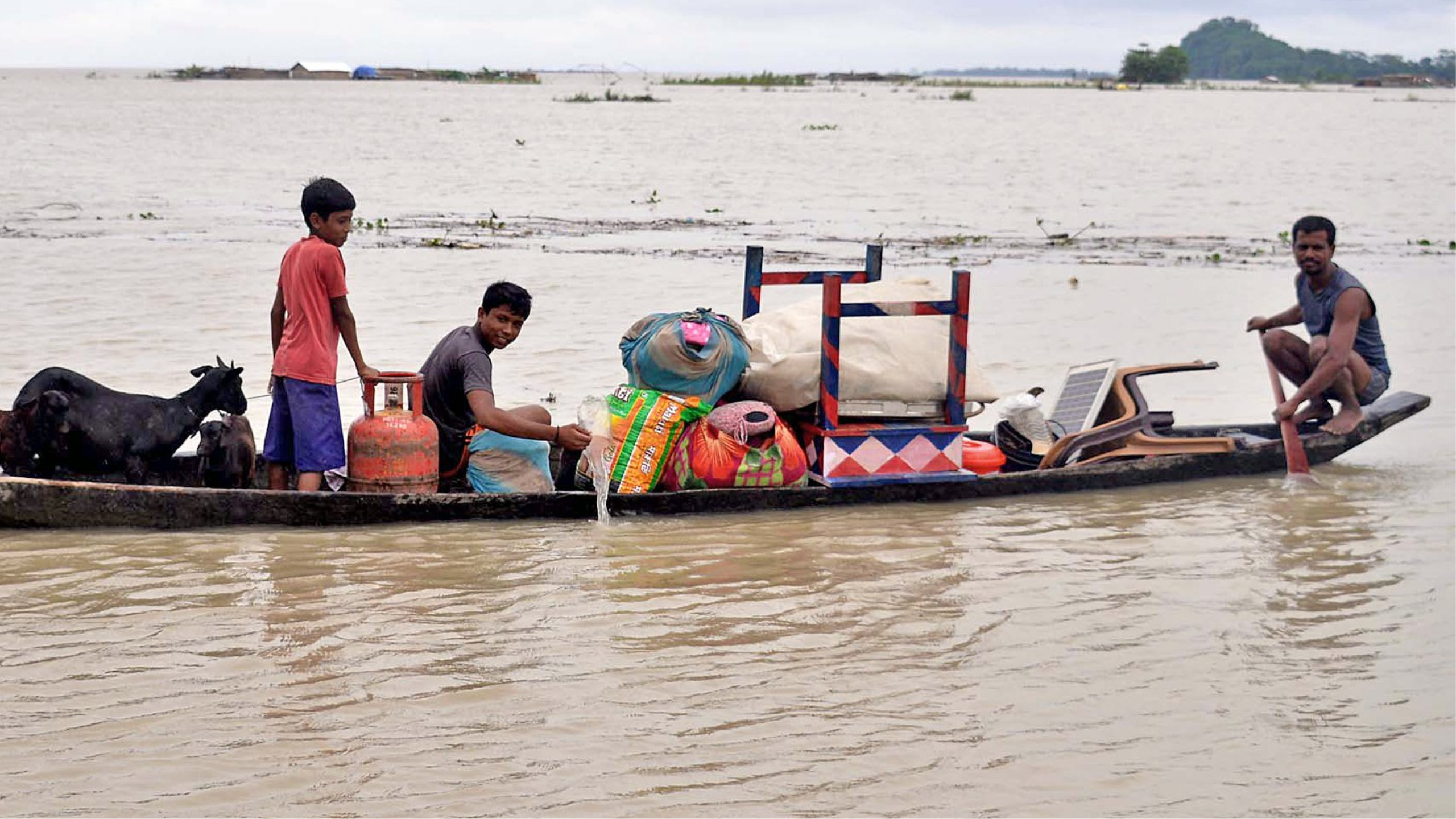 এক নাগারে বৃষ্টিতে বিপর্যস্ত অসম। উত্তর-পূর্বাঞ্চলের বৃহত্তম রাজ্যের বিস্তীর্ণ এলাকায় ভয়ানক বন্যা পরিস্থিতির সৃষ্টি হয়েছে। ইতিমধ্যেই মৃত্যু হয়েছে কমপক্ষে ৪৪ জনের। ক্ষতিগ্রস্ত আড়াই লক্ষেরও বেশি মানুষ।