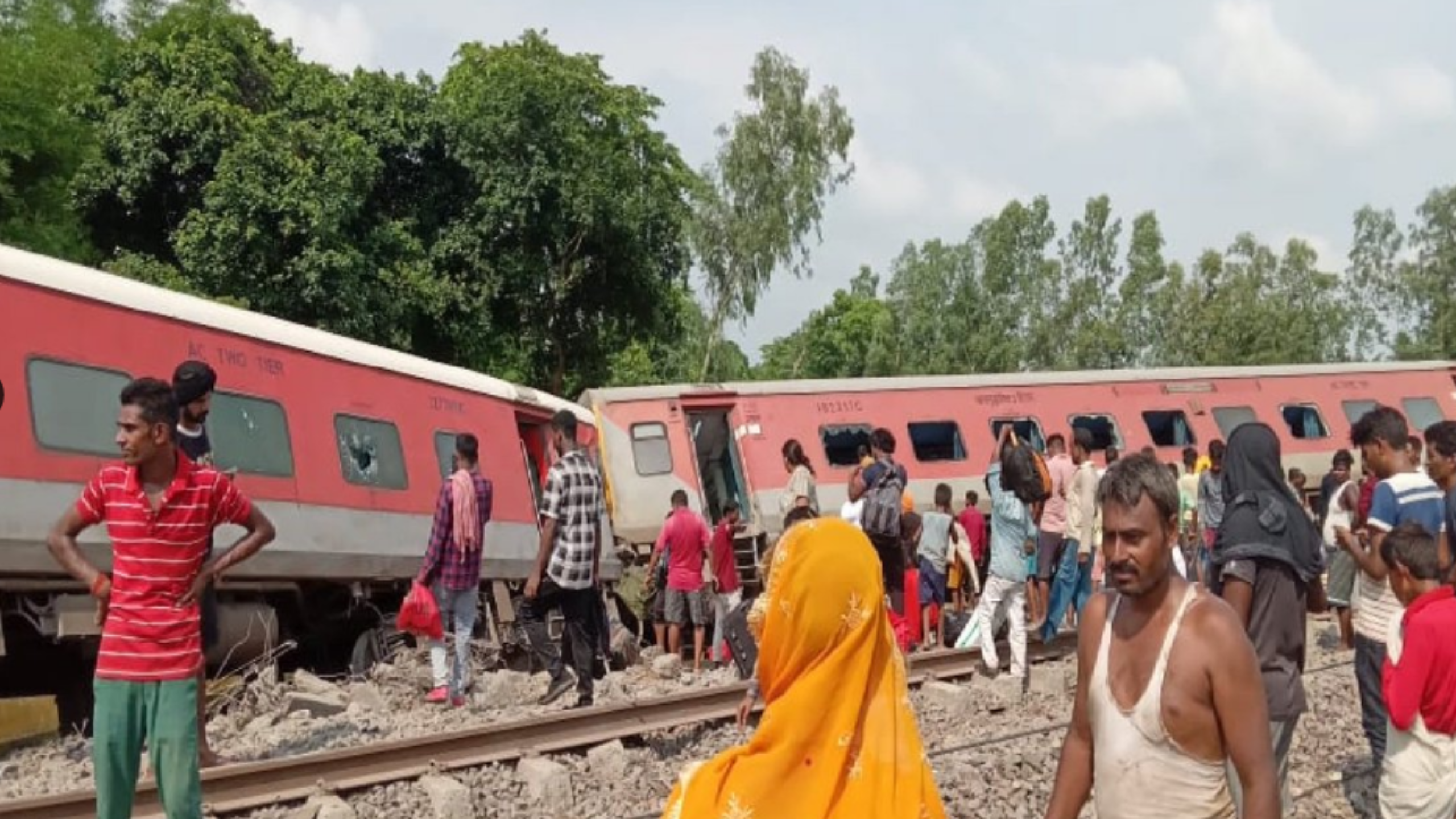 আবারও রেল দুর্ঘটনা। উত্তরবঙ্গে কাঞ্চনজঙ্ঘা এক্সপ্রেসে দুর্ঘটনার রেশ কাটতে না কাটতেই এবার উত্তরপ্রদেশের গোন্ডায় ভয়াবহ দুর্ঘটনা কবলে পড়ল ডিব্রুগড় এক্সপ্রেস।লাইনচ্যুত হয়েছে অসমগামী ১৫৯০৪ চণ্ডীগড়-ডিব্রুগড় এক্সপ্রেস ট্রেন।