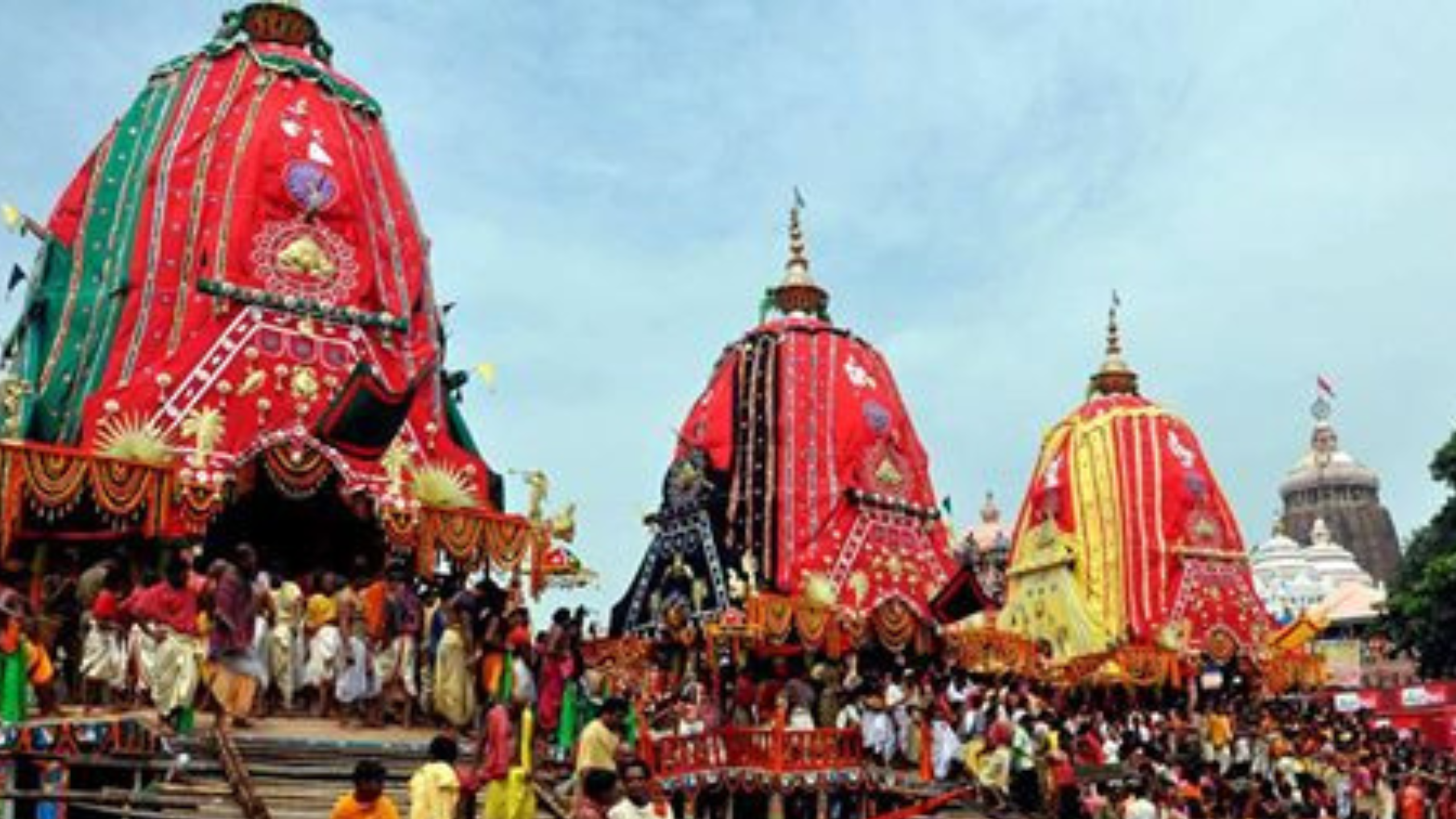 ঈশ্বরের সঙ্গে মানব মিলন সম্পন্ন হয় এই রথের দিনে। এই জগতের নিয়ন্ত্রা এই দিন ধরা দেন ভক্তের কাছে। ভক্ত ও ভগবান এক হয়ে যান আজকের এই দিনে। রথযাত্রা হিন্দু সমাজের একটি বাৎসরিক ধর্মীয় অনুষ্ঠান। প্রতি বছর আষাঢ় মাসের শুক্লপক্ষের ২য়া তিথিতে রথযাত্রা উৎসব অনুষ্ঠিত হয়।