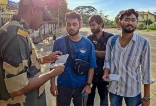 কোটা বিরোধী আন্দোলনে অগ্নিগর্ভ বাংলাদেশ। ছাত্র-যুবদের মৃত্যুেত পরিস্থিতি ভয়ঙ্কর আকার নিয়েছে সেখানে। অশান্ত বাংলাদেশ থেকে দেশে ফিরেছেন আরও ৭৭৮ জন ভারতীয় পড়ুয়া।