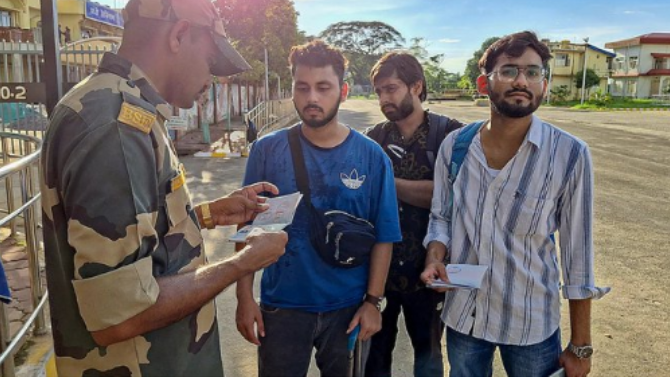 কোটা বিরোধী আন্দোলনে অগ্নিগর্ভ বাংলাদেশ। ছাত্র-যুবদের মৃত্যুেত পরিস্থিতি ভয়ঙ্কর আকার নিয়েছে সেখানে। অশান্ত বাংলাদেশ থেকে দেশে ফিরেছেন আরও ৭৭৮ জন ভারতীয় পড়ুয়া।